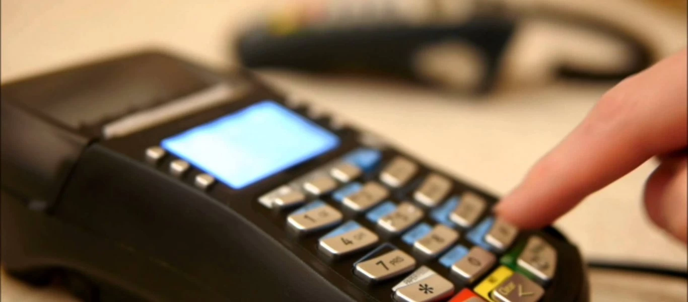 O «κρυφός» φόρος που «απειλεί» τα εισοδήματα όσων πληρώνουν με κάρτα